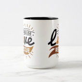 犬の前向き技 | やる気を起こさせる引用文 ツートーンマグカップ (中央)