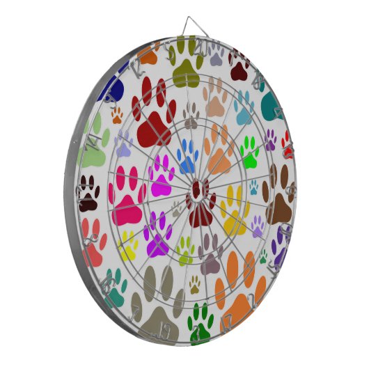 犬の前足が一面に印刷される ダーツボード (正面左)