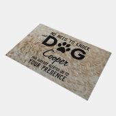 犬の名前をノックする必要はパーソナライズされたありません ドアマット (アングル)