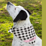 犬の名前オンバッファローチェックプレイドスクエアバンダナ バンダナ<br><div class="desc">片面にプリントされた白黒バッファローは、ピンクバンドに犬の名前を付けた格子模様のバンダナをチェックする。18"x18" （子供、小型犬）と22"x22" （大人、大型犬）の2種類のサイズが用意されている。提供されたテンプレートを使用して簡単に名前を変更。よく呼吸し、速く乾燥する軽量のファブリック。100%紡糸ポリエステル。詳細は、横の「この製品について」を参照。</div>