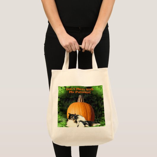 犬の大き保護なカボチャ面白いハロウィーン トートバッグ (正面(商品))