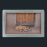 犬の安静時 長方形ベルトバックル<br><div class="desc">Dog at Rest自然写真プリントとギフトは、アフリカのサファリで午後にカート・ケラーが撮影したアフリカのオレンジ色のドアと泥の小屋の前で眠っているタン犬の美しい写真を特集している。動物、犬、自然写真や子犬の恋人を愛する誰もが、この穏やかな眠れる貧しい写真を感謝する。今日は子犬を連れて帰りなさい。</div>