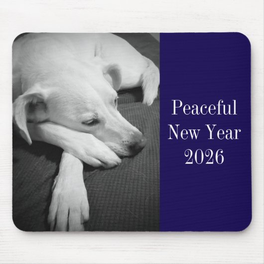 犬の寝顔のモノクロ写真 新年 マウスパッド (正面)