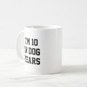 犬の年齢で10歳 おもしろい70歳の誕生日 コーヒーマグカップ (正面左)