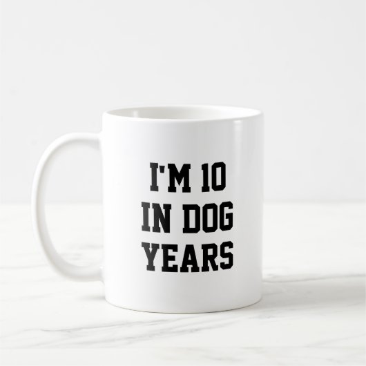 犬の年齢で10歳 おもしろい70歳の誕生日 コーヒーマグカップ (左)