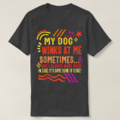 犬の恋人の飼い主ときおり私に犬がウインクおもしろいする Tシャツ (デザイン正面)