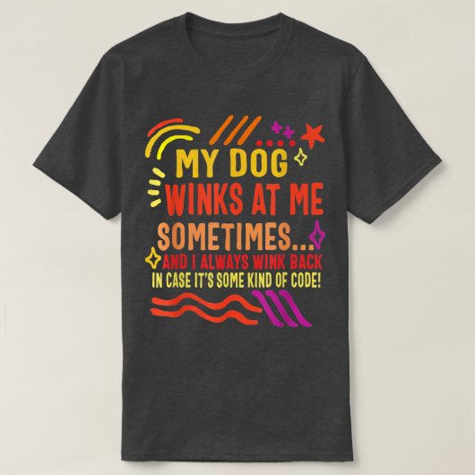 犬の恋人の飼い主ときおり私に犬がウインクおもしろいする Tシャツ (デザイン正面)