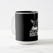 犬の愛人にフランスの対する犬のブルドッグのプレゼント ツートーンマグカップ (正面左)