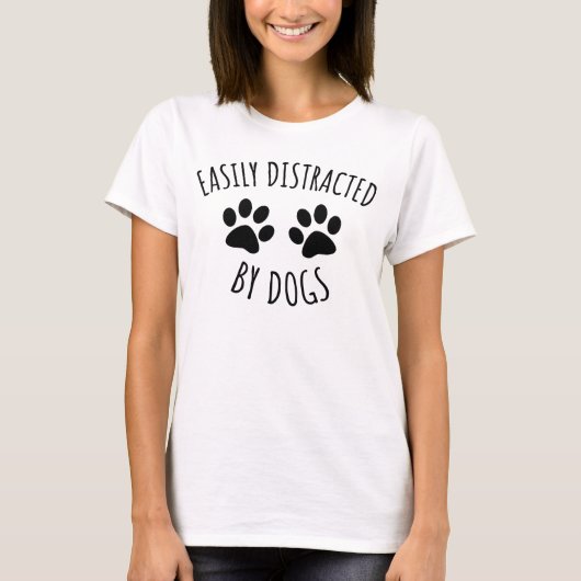 犬の愛犬のシャツに簡単に気を取られる Tシャツ (正面)