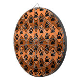 犬の手のパターンとオレンジと茶色のシェブロン ダーツボード (正面右)