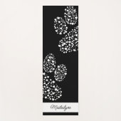 犬の手のプリントとハートパーソナライズされたブラック ヨガマット (正面)