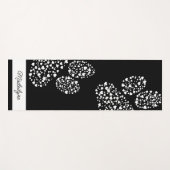 犬の手のプリントとハートパーソナライズされたブラック ヨガマット (正面(横))