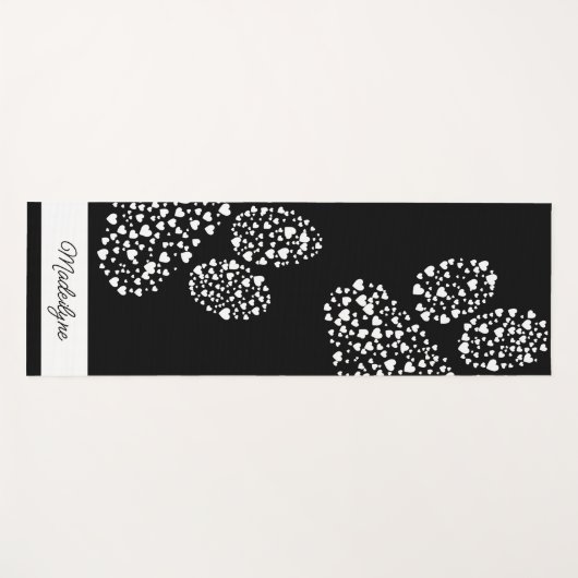 犬の手のプリントとハートパーソナライズされたブラック ヨガマット (正面(横))