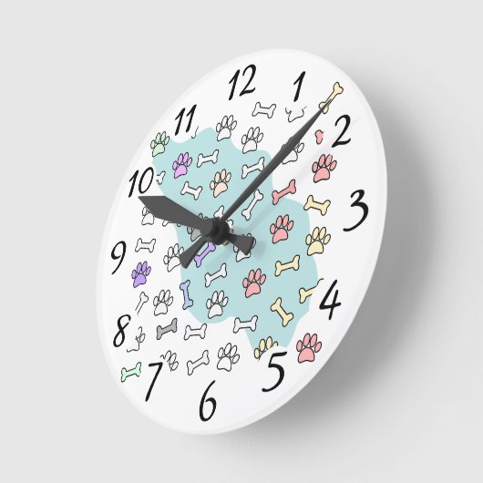 犬の手のプリントと骨のアートパターン ラウンド壁時計 (傾斜)