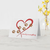 犬の手のプリント付き赤いハート カード (黄色い花)