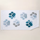 犬の手のプリント – ビーチの波と砂 ビーチタオル (正面)