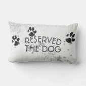 犬の手の印刷グレーと白のおもしろいのために予約 ランバークッション (裏面)