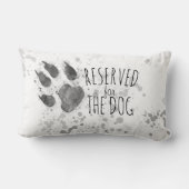 犬の手の白と灰色の印刷のために予約されている ランバークッション (裏面)