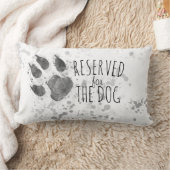 犬の手の白と灰色の印刷のために予約されている ランバークッション (ブランケット)