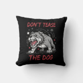 犬の攻撃的なブルドッグをからかうな クッション (正面)