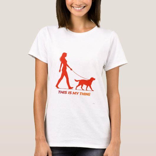 犬の散歩のシルエット ミニマルライフスタイルデザイン Tシャツ (正面)