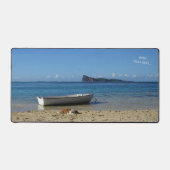 犬の日のビーチ(カスタマイズ可能な文字) デスクマット (正面)