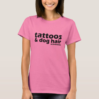 犬の毛及び入れ墨のワイシャツで覆われる Tシャツ