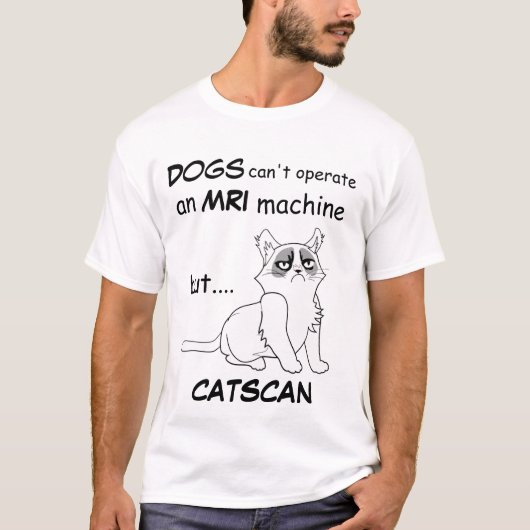 犬の猫はおもしろい猫を笑う Tシャツ (正面)