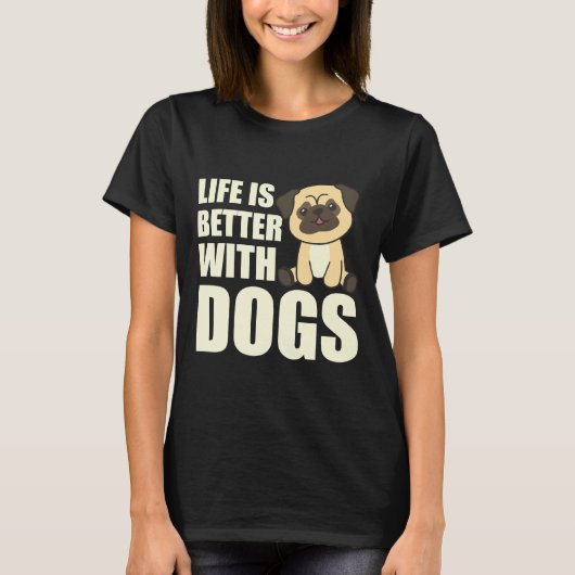 犬の甘いパグ犬の茶色のクラスで生活がより良い Tシャツ (正面)