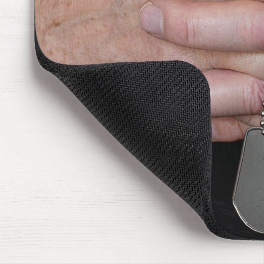 犬の祈タグを持つ男 マウスパッド (コーナー)