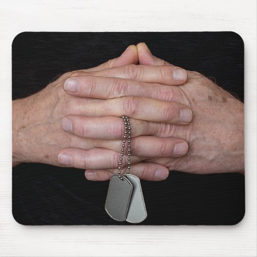 犬の祈タグを持つ男 マウスパッド (正面)