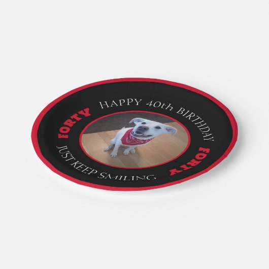 犬の笑顔の写真40黒と赤 ペーパープレート (アングル)