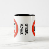 犬の糞のウンチパーソナライズされた標識 ツートーンマグカップ (中央)