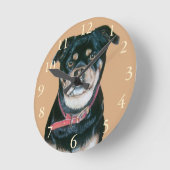 犬の絵画ポートレートの黒とタンパグ ラウンド壁時計 (傾斜)