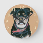 犬の絵画ポートレートの黒とタンパグ ラウンド壁時計 (正面)