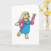 犬の美容師がコームを持って カード (黄色い花)