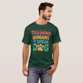 犬の言葉を話すように人間を訓練する 犬のトレーナー 犬好き Tシャツ (正面フル)