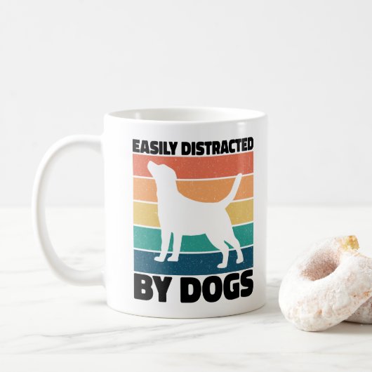 犬の誕生日を笑わせる「犬に気を取られやすい」面白いミーム コーヒーマグカップ (ドーナツ)