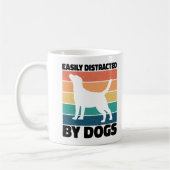 犬の誕生日を笑わせる「犬に気を取られやすい」面白いミーム コーヒーマグカップ (左)