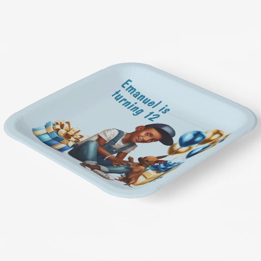 犬の誕生日パーティーを持つラティーノボーイ ペーパープレート (傾斜あり)