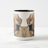 犬の超現実的な色鉛筆ポートレート ツートーンマグカップ (中央)