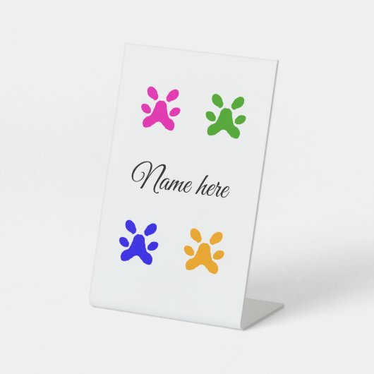 犬の足のカラフルペット追加の名前文字動物の足 台座サイン (正面)