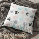 犬の足の印刷パターン クッション<br><div class="desc">このデザインは、白い背景の上にシームレスなパターンでピンクブルーとグレーの犬の手のプリントを備えている。</div>