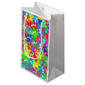 犬の足の跡が一面に広がっている スモールペーパーバッグ (正面アングル)