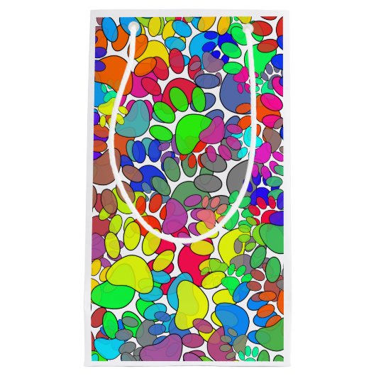 犬の足の跡が一面に広がっている スモールペーパーバッグ (正面)