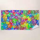 犬の足の跡が一面に広がっている ビーチタオル (正面)