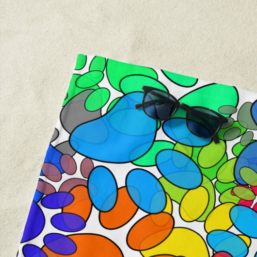 犬の足の跡が一面に広がっている ビーチタオル (インサイチュ)