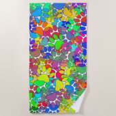 犬の足の跡が一面に広がっている ビーチタオル (正面)