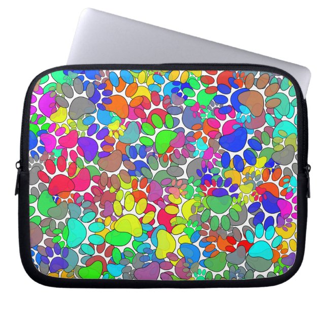 犬の足の跡が一面に広がっている ラップトップスリーブ (正面)