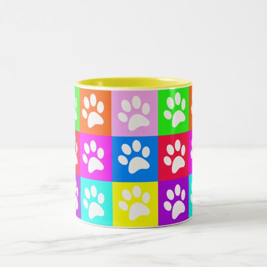犬の足ポップ・アートののフリースブランケット ツートーンマグカップ (中央)